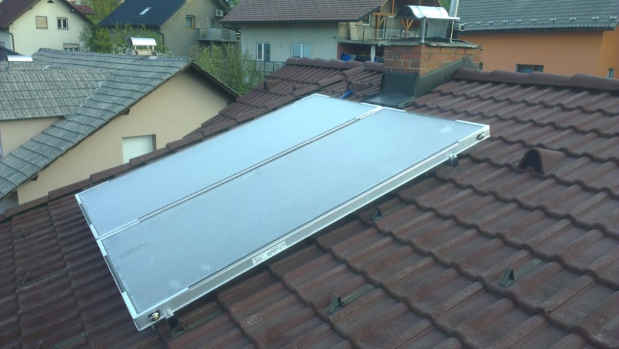 Sončni kolektorji montirani na strehi