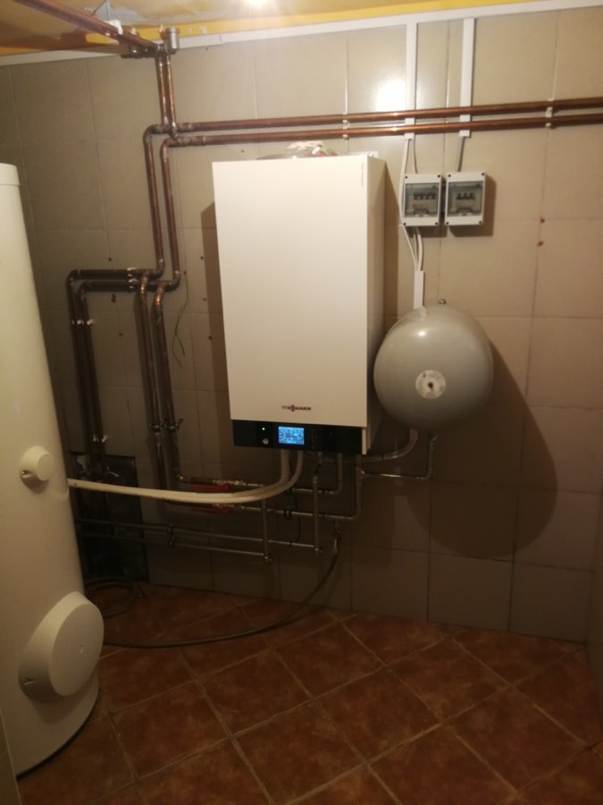 Vgrajena toplotna črpalka Viessmann v hišni kurilnici